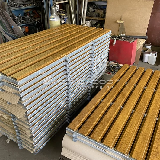 Fa hatású lemez kerítés elem előre szerelve